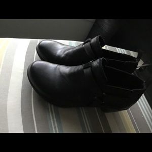 Merrill’s booties Size 7 small heel (1.5)